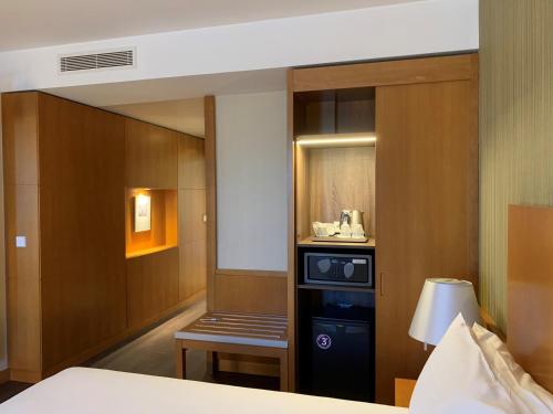 Habitación estándar con 1 cama doble y 1 cama individual del hotel Mercure Porto Gaia. Foto 1