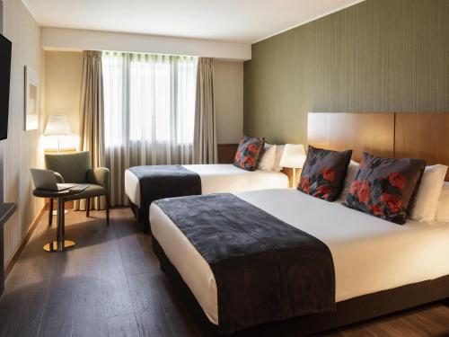 Habitación estándar con 1 cama doble y 1 cama individual del hotel Mercure Porto Gaia