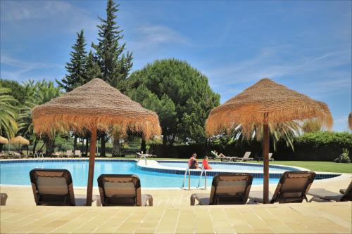 Habitación Doble con vistas a la piscina - 2 camas del hotel Evora. Foto 1