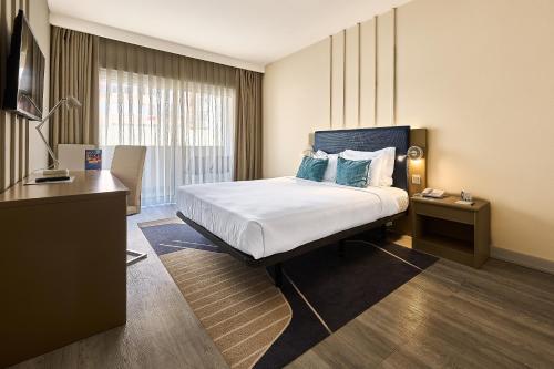 Alojamiento Prémium con 1 cama doble y vistas laterales al mar - No fumadores del hotel Tryp By Wyndham Lisboa Caparica Mar. Foto 3