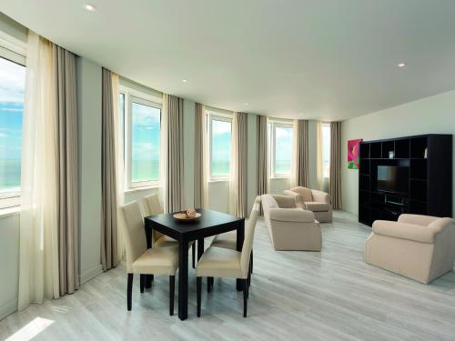 Suite Prémium con 1 cama grande y vistas al mar - No fumadores del hotel Tryp By Wyndham Lisboa Caparica Mar. Foto 4