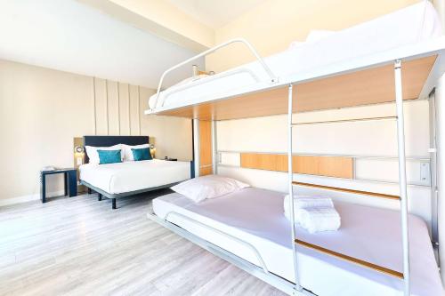 Habitación Familiar Deluxe con 1 cama plegable - No fumadores del hotel Tryp By Wyndham Lisboa Caparica Mar. Foto 1