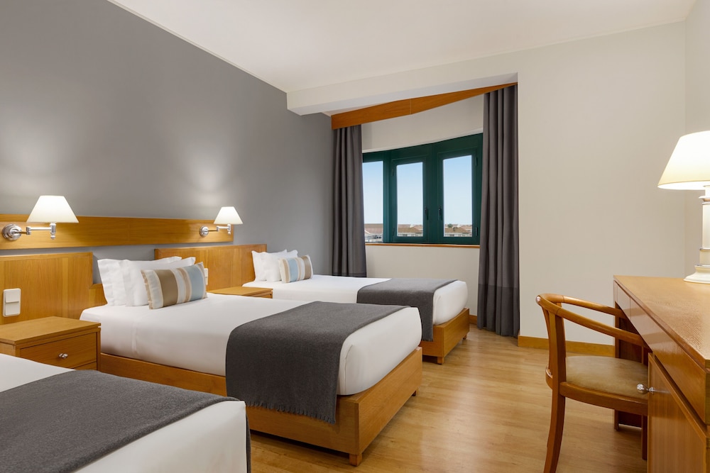 Habitación estándar, 3 camas individuales, no fumadores del hotel Tryp By Wyndham Montijo Parque. Foto 1