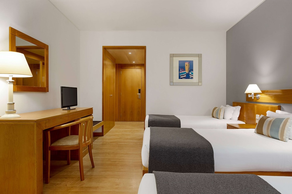 Habitación estándar, 3 camas individuales, no fumadores del hotel Tryp By Wyndham Montijo Parque. Foto 2