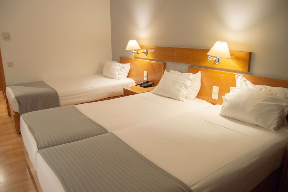 Habitación estándar, 3 camas individuales, no fumadores del hotel Tryp By Wyndham Montijo Parque. Foto 3