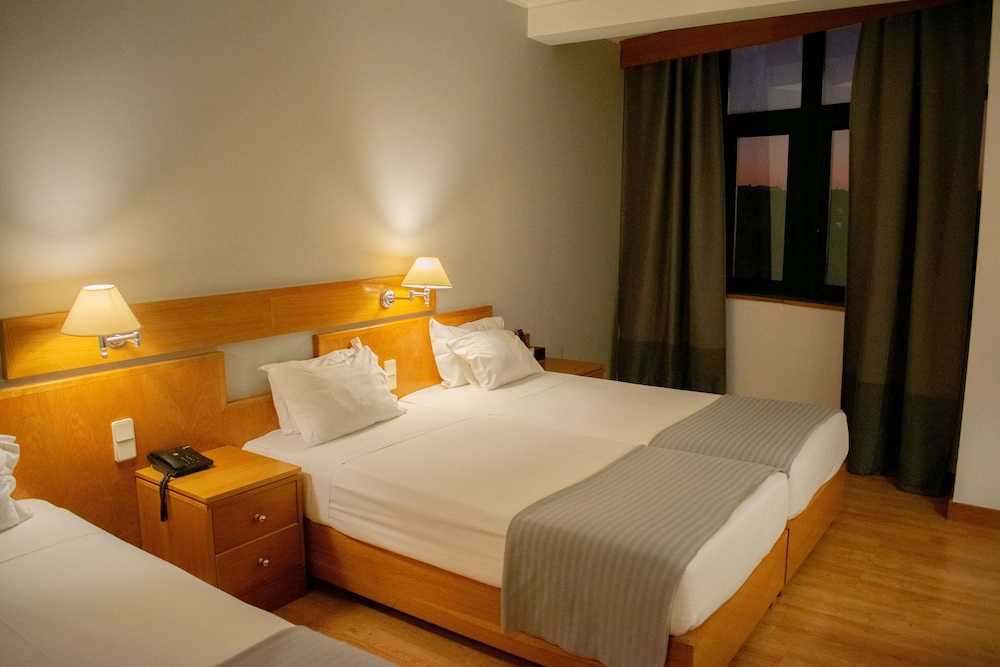 Habitación estándar, 3 camas individuales, no fumadores del hotel Tryp By Wyndham Montijo Parque. Foto 4