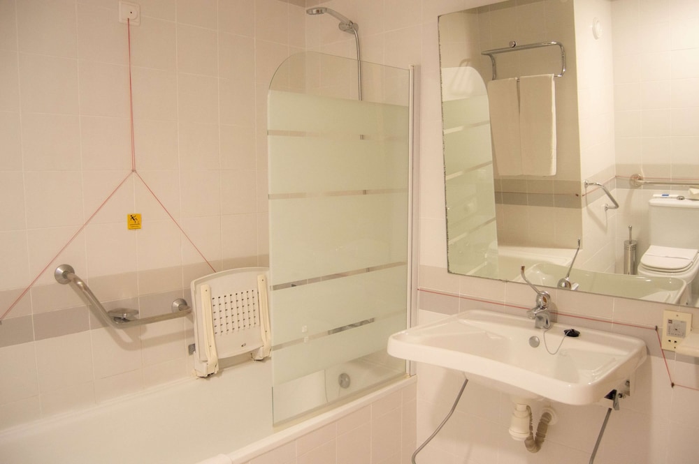 Habitación estándar, 2 camas individuales, no fumadores (Mobility) del hotel Tryp By Wyndham Montijo Parque. Foto 5