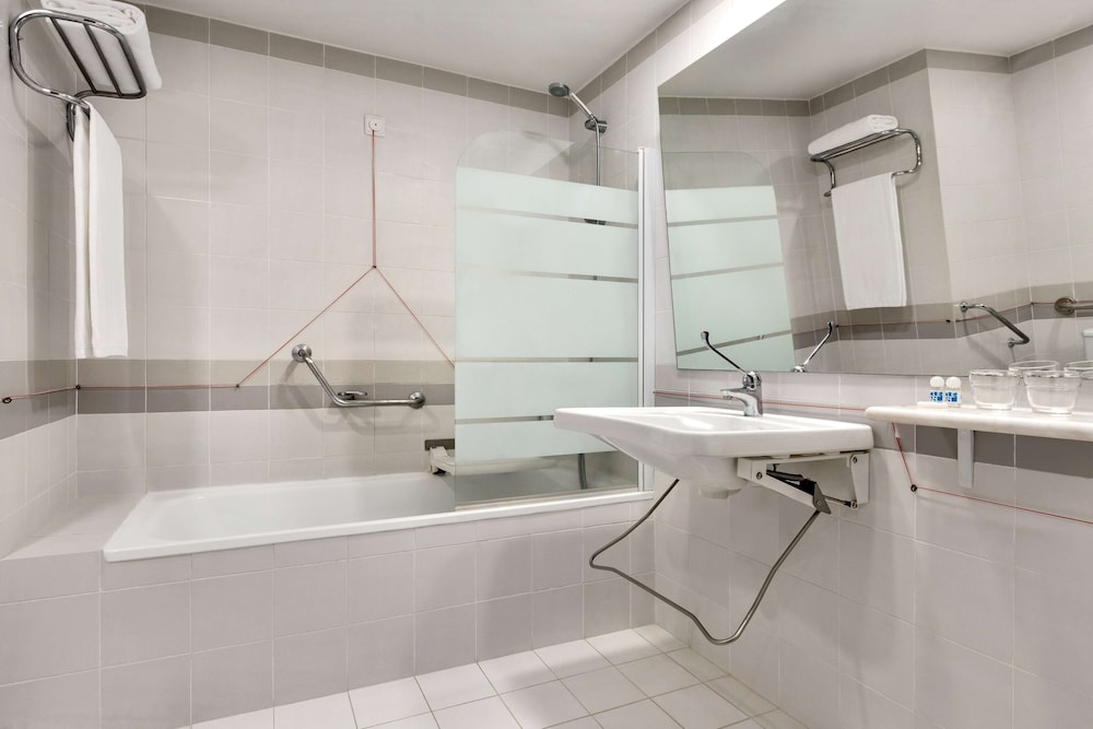 Habitación estándar, 2 camas individuales, no fumadores (Mobility) del hotel Tryp By Wyndham Montijo Parque. Foto 6
