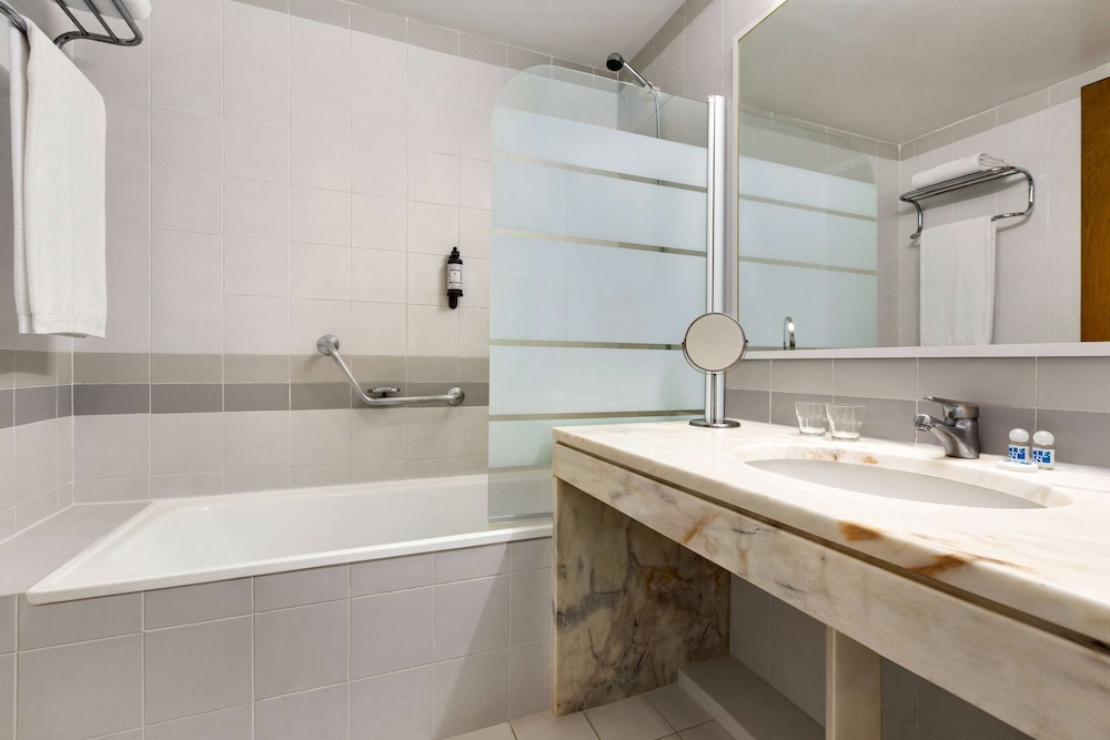 Habitación estándar, 2 camas individuales, no fumadores del hotel Tryp By Wyndham Montijo Parque. Foto 5