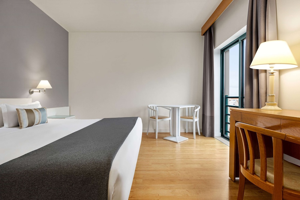 Habitación estándar, 1 cama de matrimonio grande, no fumadores del hotel Tryp By Wyndham Montijo Parque. Foto 3