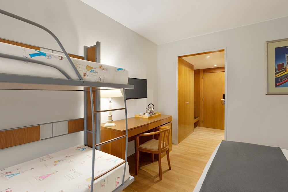 Habitación familiar, varias camas, no fumadores del hotel Tryp By Wyndham Montijo Parque. Foto 1