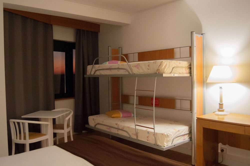Habitación familiar, varias camas, no fumadores del hotel Tryp By Wyndham Montijo Parque. Foto 2