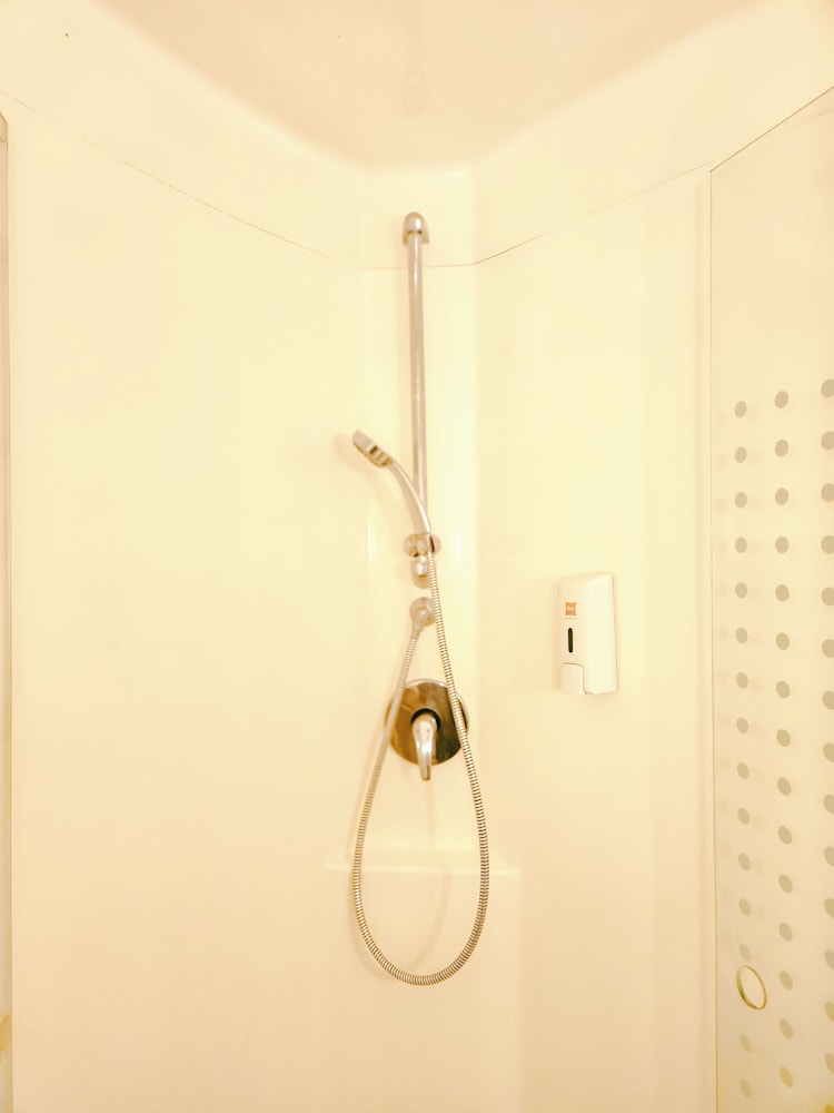 Estándar Dos Camas Individuales del hotel Ibis Balikpapan. Foto 7