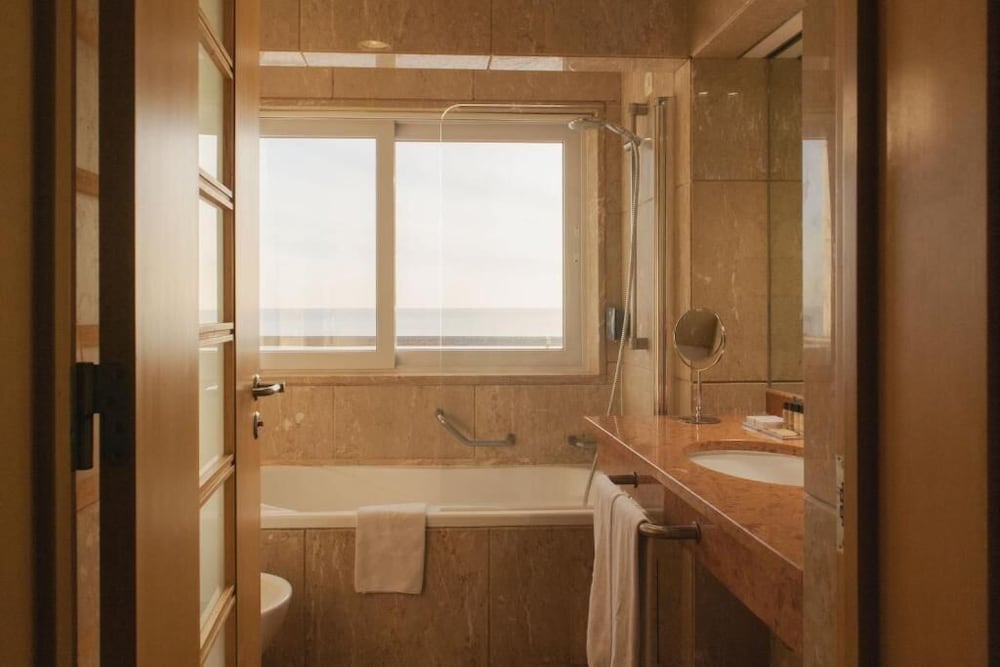 Suite, vistas al mar del hotel Sana Sesimbra. Foto 1