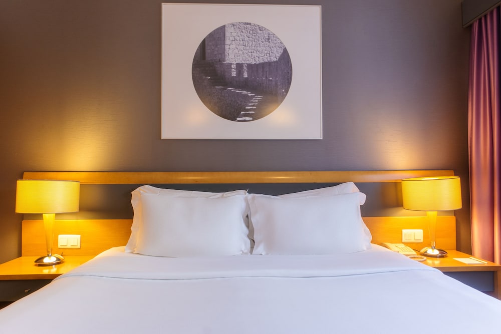 Habitación con 1 cama doble o 2 individuales del hotel Sana Sesimbra. Foto 3
