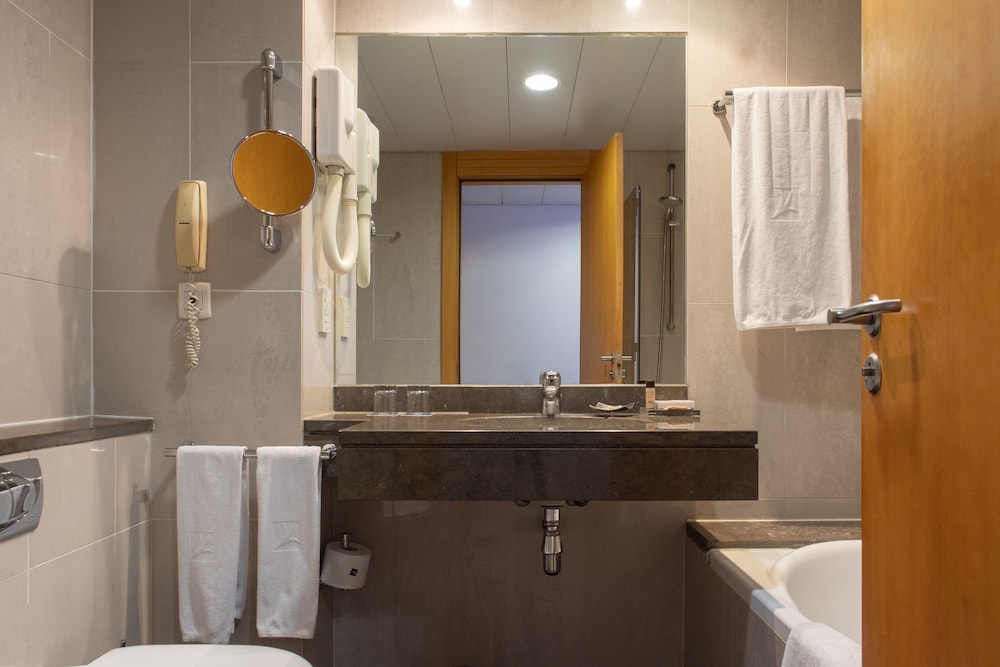 Habitación con 1 cama doble o 2 individuales del hotel Sana Sesimbra. Foto 5