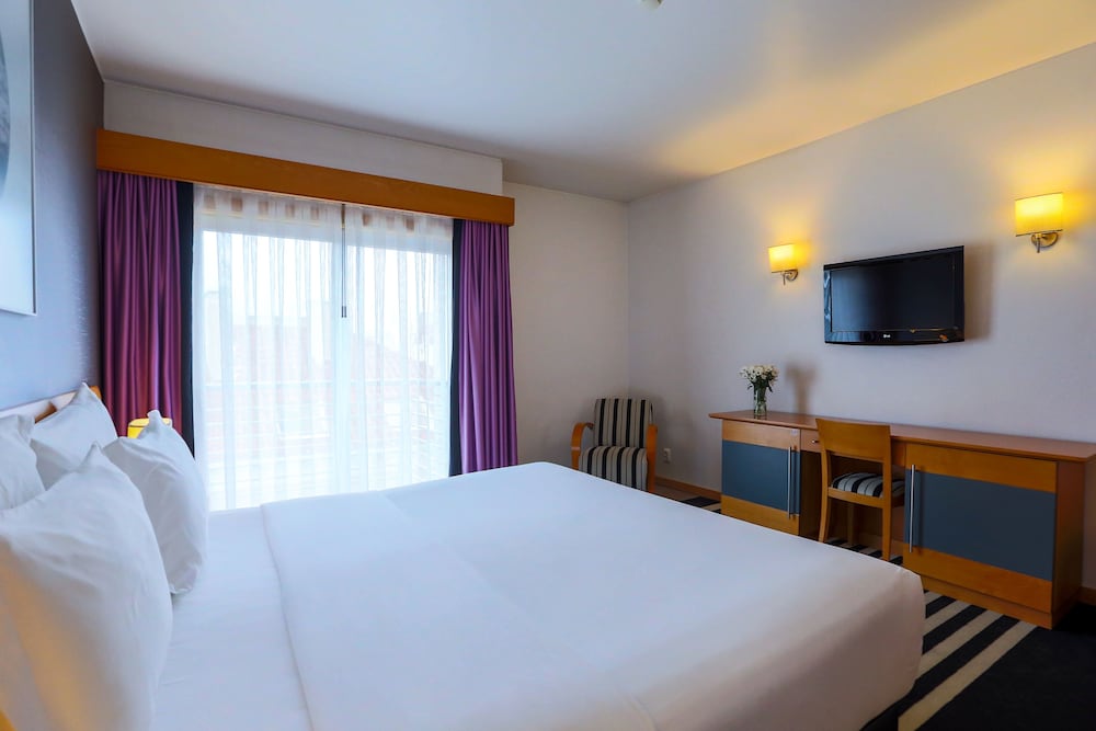 Habitación con 1 cama doble o 2 individuales, vistas al mar del hotel Sana Sesimbra. Foto 3