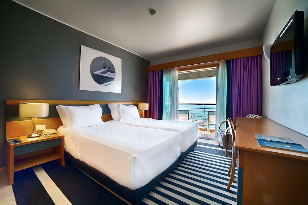 Habitación con 1 cama doble o 2 individuales, vistas al mar del hotel Sana Sesimbra. Foto 5