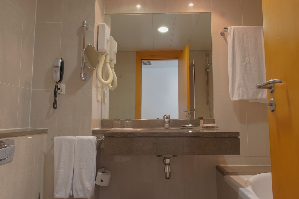Habitación con 1 cama doble o 2 individuales, vistas al mar del hotel Sana Sesimbra. Foto 7