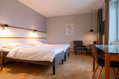Habitación Doble Superior con 2 camas individuales y sofá cama del hotel Best Western Plus Park City Solna