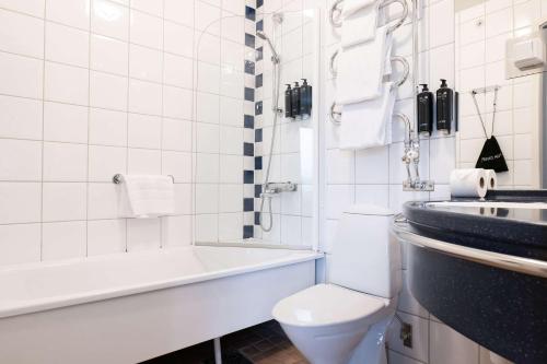 Habitación Doble Superior con 2 camas individuales y sofá cama del hotel Best Western Plus Park City Solna. Foto 3