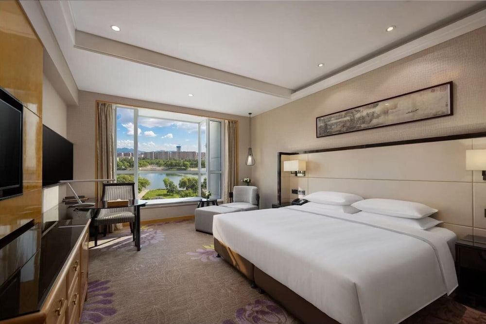 Habitación Deluxe, 1 cama de matrimonio grande del hotel Pullman Qingdao Ziyue. Foto 2
