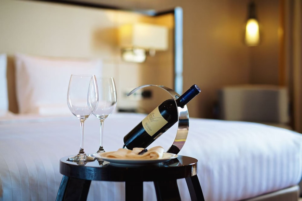 Habitación superior, 1 cama de matrimonio grande del hotel Pullman Qingdao Ziyue. Foto 3
