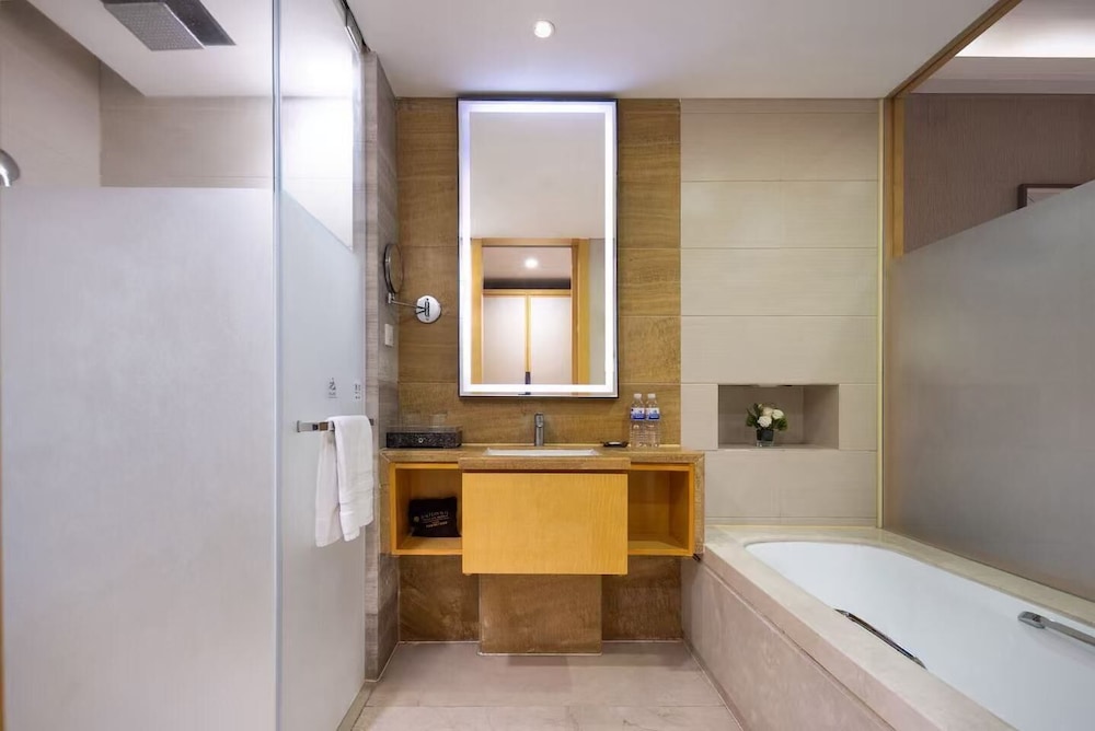 Habitación superior, 1 cama de matrimonio grande del hotel Pullman Qingdao Ziyue. Foto 4
