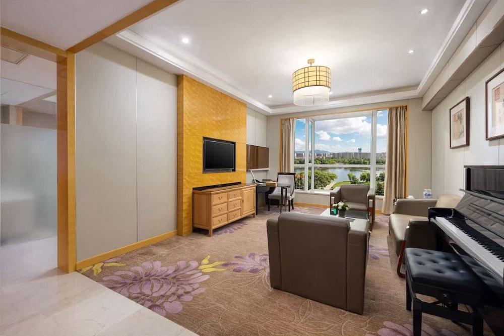 Suite Deluxe, 1 cama de matrimonio grande, Acceso al salón del club del hotel Pullman Qingdao Ziyue. Foto 3