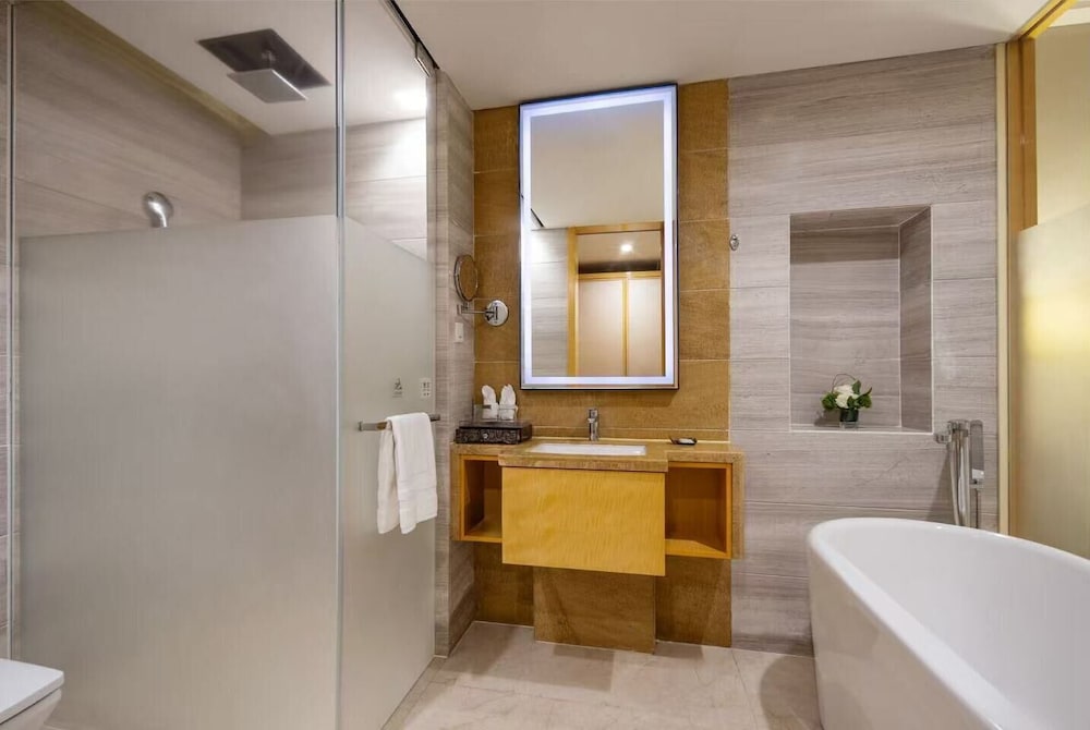 Suite Deluxe, 1 cama de matrimonio grande, Acceso al salón del club del hotel Pullman Qingdao Ziyue. Foto 4