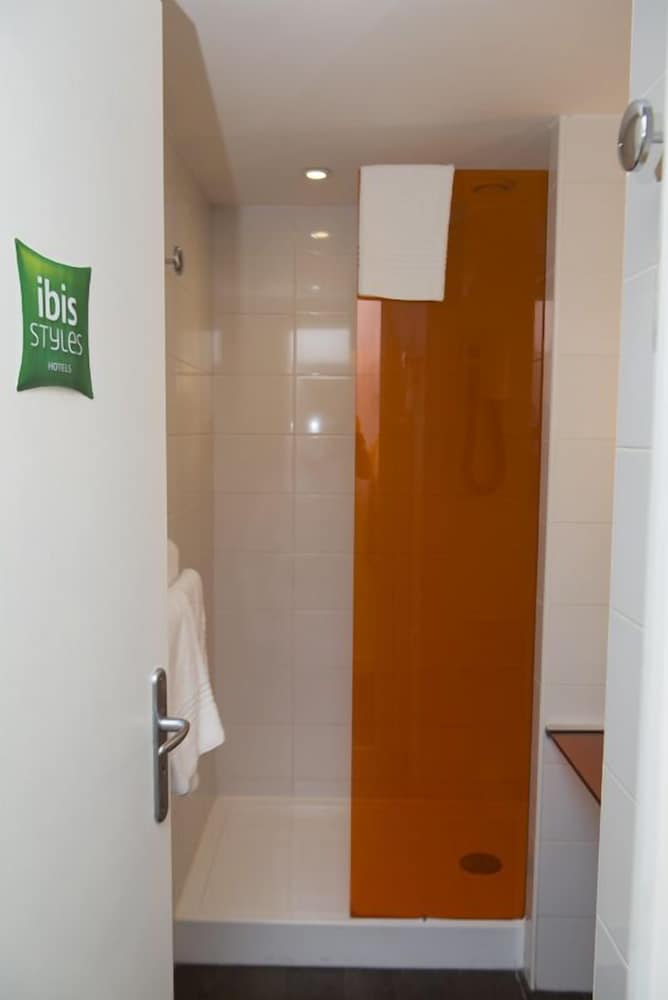 Habitación estándar doble, 1 cama doble del hotel ibis Styles Annemasse Genève. Foto 6