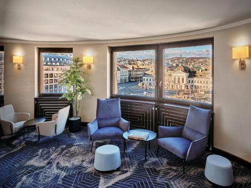 Suite Comfort con sala de estar del hotel Crowne Plaza Bratislava, An Ihg