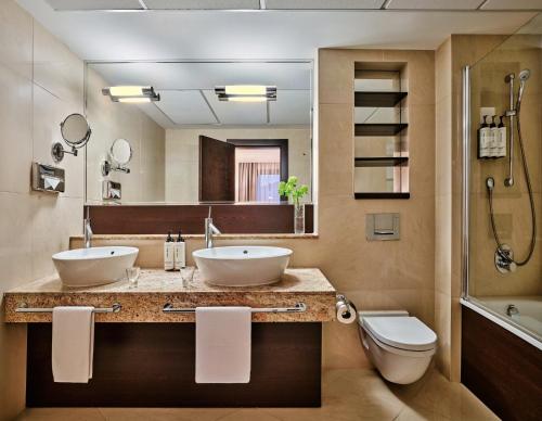 Suite Comfort con sala de estar del hotel Crowne Plaza Bratislava, An Ihg. Foto 1