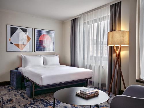 Suite Comfort con sala de estar del hotel Crowne Plaza Bratislava, An Ihg. Foto 4