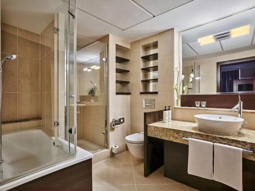 Suite Business con zona de estar y comedor del hotel Crowne Plaza Bratislava, An Ihg. Foto 1