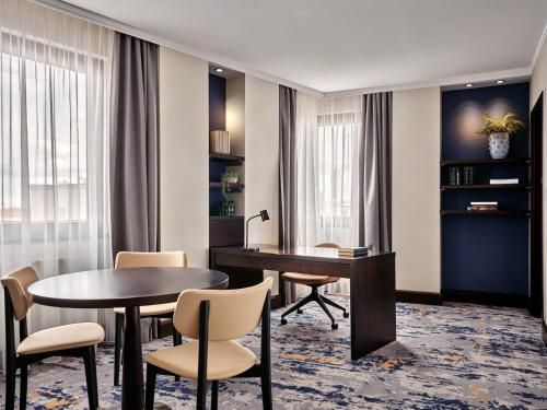 Suite Business con zona de estar y comedor del hotel Crowne Plaza Bratislava, An Ihg. Foto 4