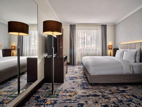 Suite Business con zona de estar y comedor del hotel Crowne Plaza Bratislava, An Ihg. Foto 5