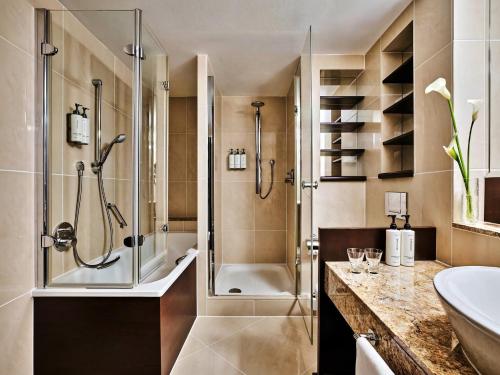 Suite familiar con sala de estar del hotel Crowne Plaza Bratislava, An Ihg
