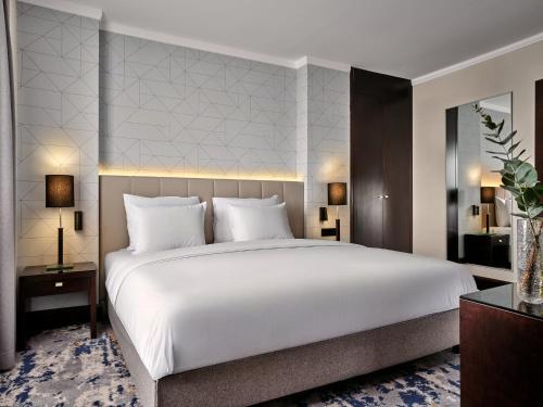 Suite familiar con sala de estar del hotel Crowne Plaza Bratislava, An Ihg. Foto 4