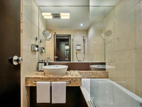 Habitación Doble Estándar con cama doble grande y sofá cama. del hotel Crowne Plaza Bratislava, An Ihg
