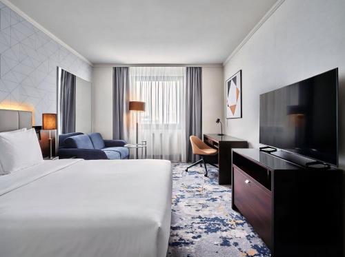 Habitación Doble Estándar con cama doble grande y sofá cama. del hotel Crowne Plaza Bratislava, An Ihg. Foto 3