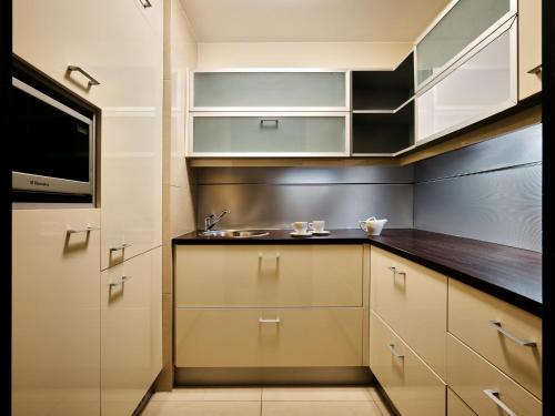 Suite con zona de estar y zona de cocina del hotel Crowne Plaza Bratislava, An Ihg. Foto 4