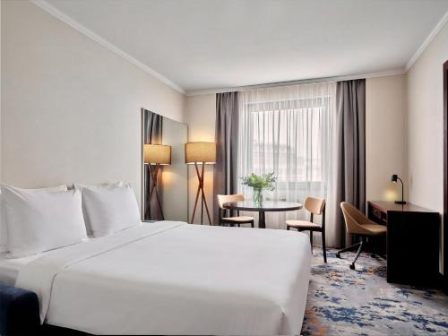 Suite con zona de estar y zona de cocina del hotel Crowne Plaza Bratislava, An Ihg. Foto 7