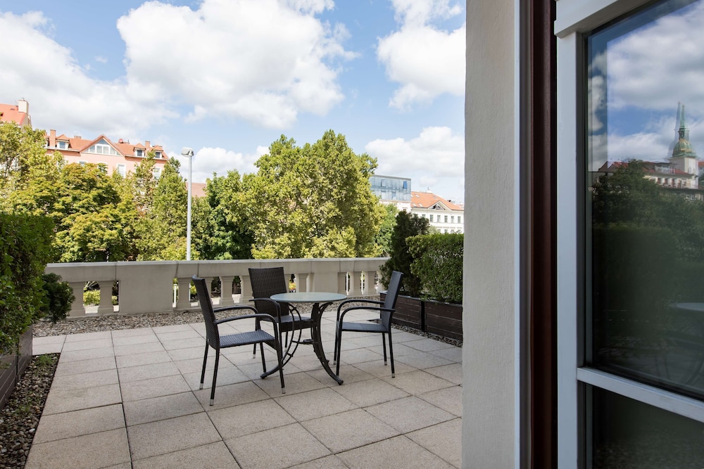Habitación Premium, terraza (Square View) del hotel Radisson Blu Carlton , Bratislava. Foto 2