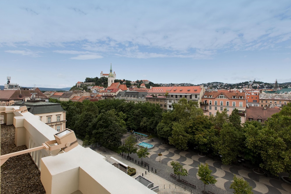 Suite junior (Square View) del hotel Radisson Blu Carlton , Bratislava. Foto 4