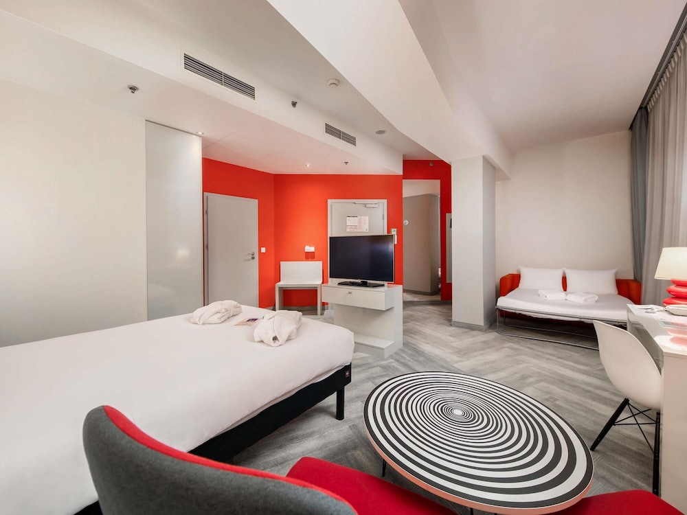 Confort. Habitación premium: cama doble y sofá - cama del hotel Ibis Styles Wroclaw Centrum. Foto 2