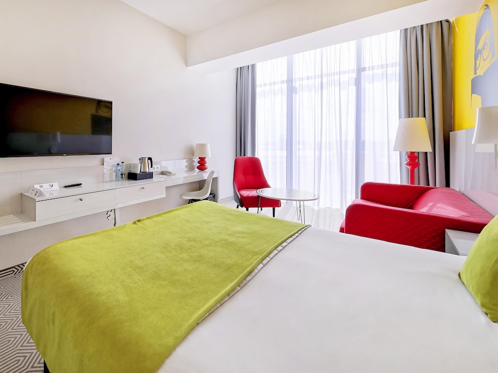 Confort. Habitación premium: cama doble y sofá - cama del hotel Ibis Styles Wroclaw Centrum. Foto 3