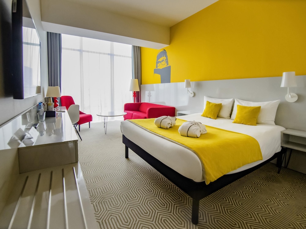 Confort. Habitación premium: cama doble y sofá - cama del hotel Ibis Styles Wroclaw Centrum. Foto 4