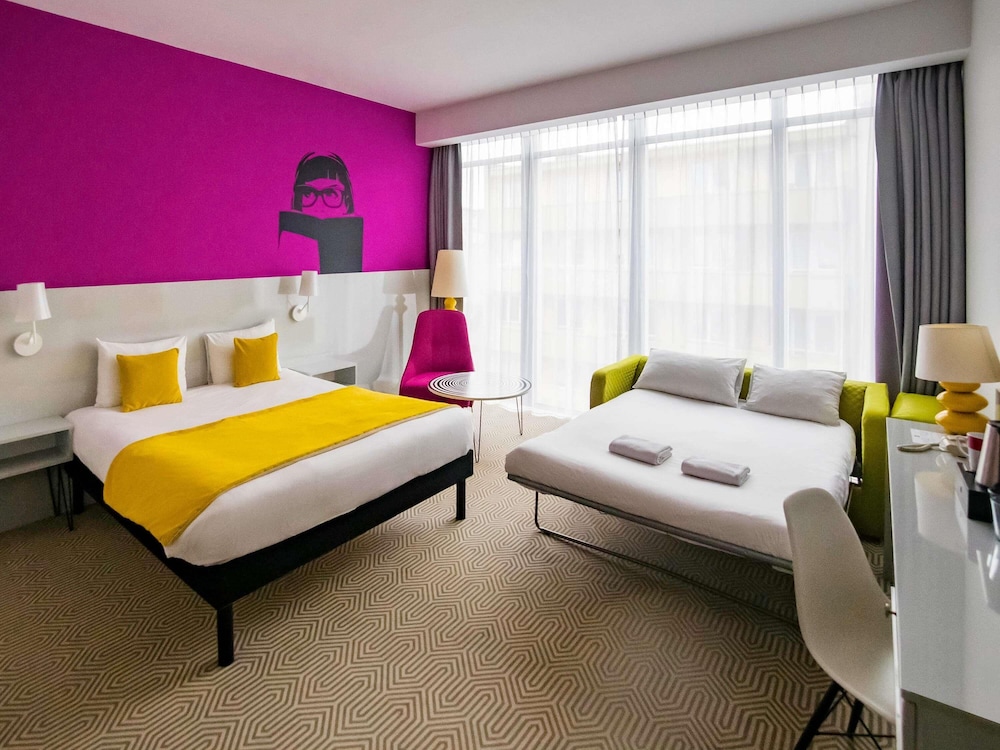 Confort. Habitación premium: cama doble y sofá - cama del hotel Ibis Styles Wroclaw Centrum. Foto 5