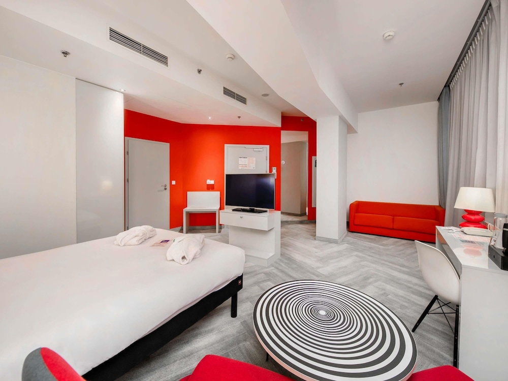 Confort. Habitación premium: cama doble y sofá - cama del hotel Ibis Styles Wroclaw Centrum. Foto 6